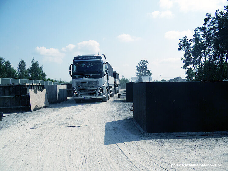 Transport szamb betonowych  w Reszlu